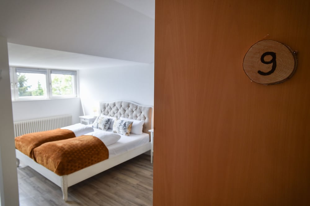 Standard Suite - Photo 11