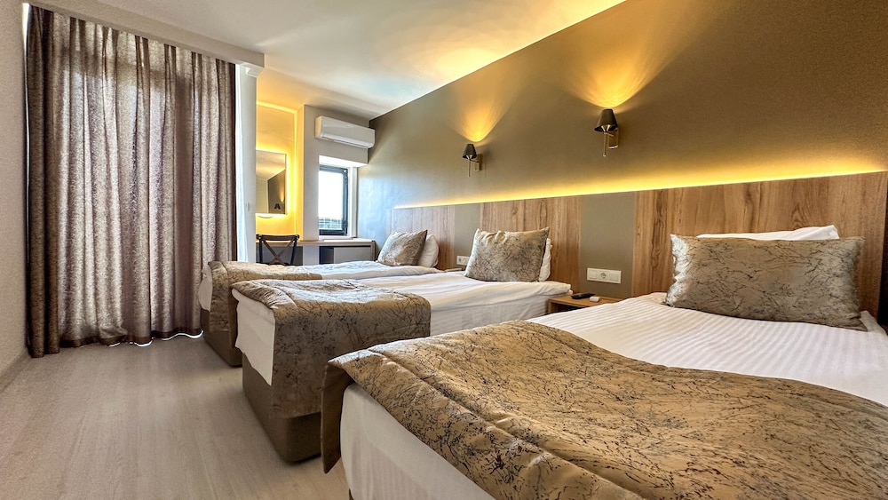 Standard Triple Room, 1 Bedroom, Pool View, Poolside photo 1