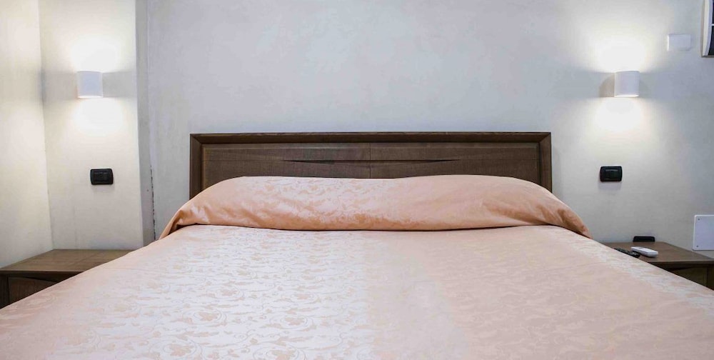 Basic Room, 1 Queen Bed with Sofa bed, Non Smoking, Air conditioning photo 1