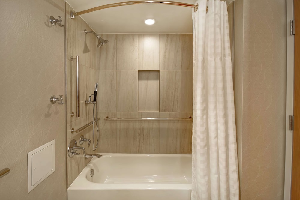 Suite, 2 Double Beds, Accessible, Bathtub - Photo 10