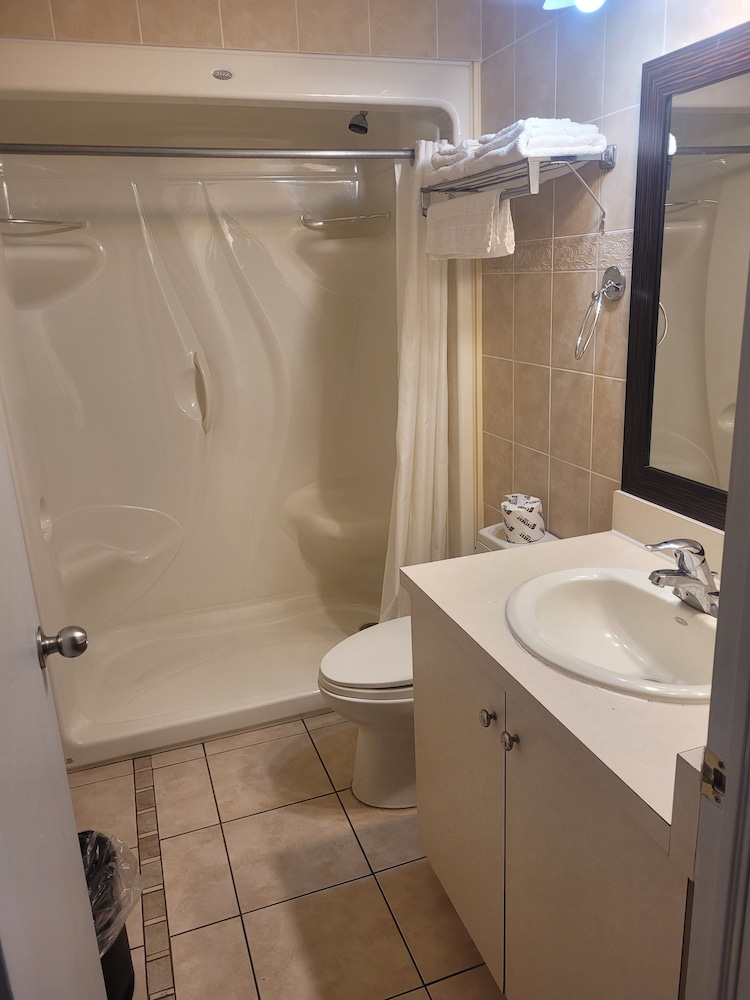 Jacuzzi Suite 1 Queen Bed photo 2