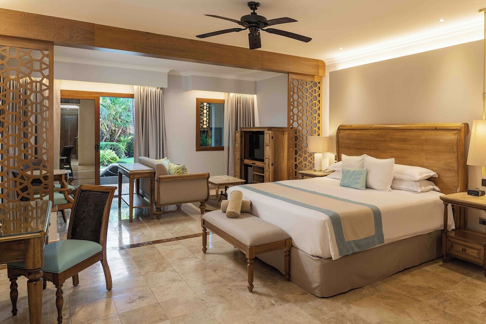 Golden Swim Up Junior Suite