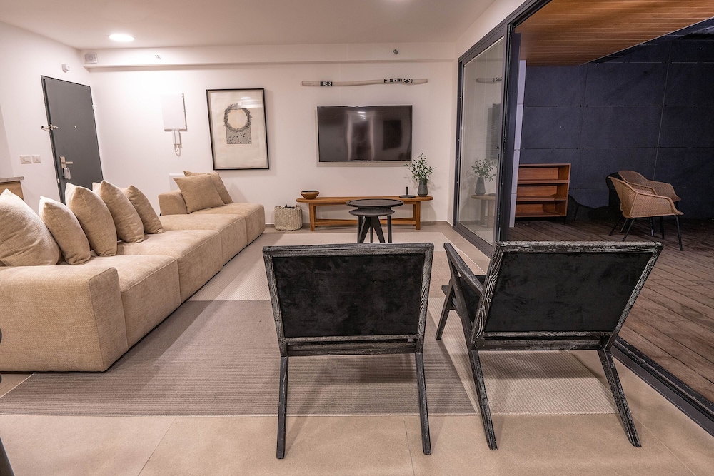 Luxury Apartment, 3 Bedrooms with office photo 3