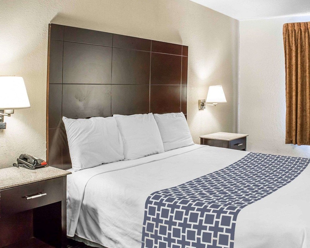 Standard Room, 1 King Bed, Non Smoking - Photo 1