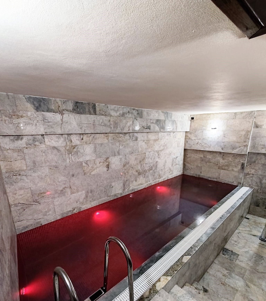 Red Pool Suite, Hot Tub - Photo 10