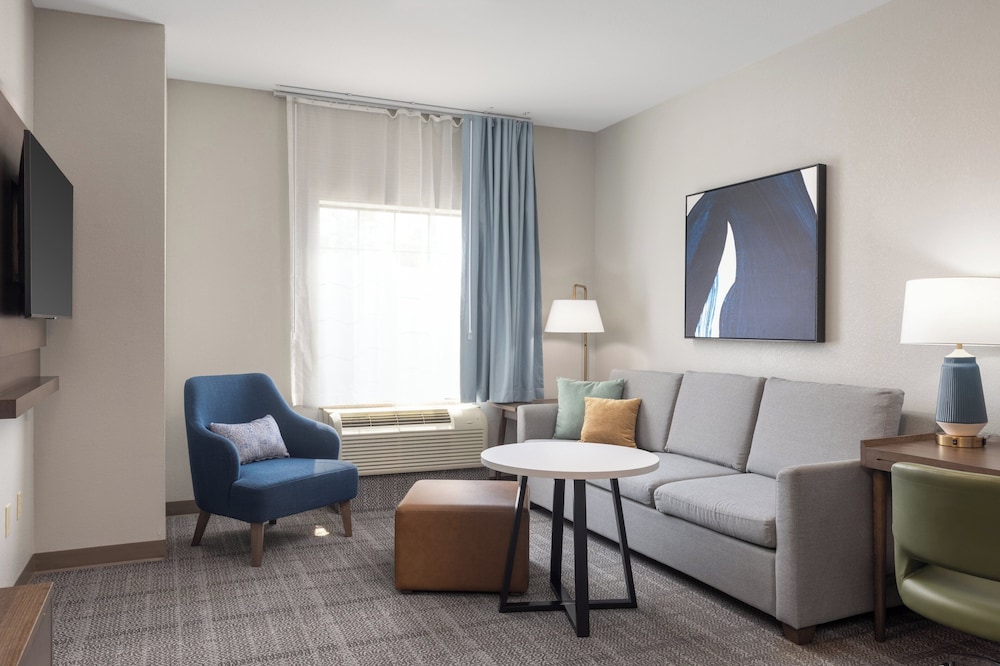 Suite, 1 Bedroom, Kitchen (1 Queen Bed, Sofa Bed) - Photo 1