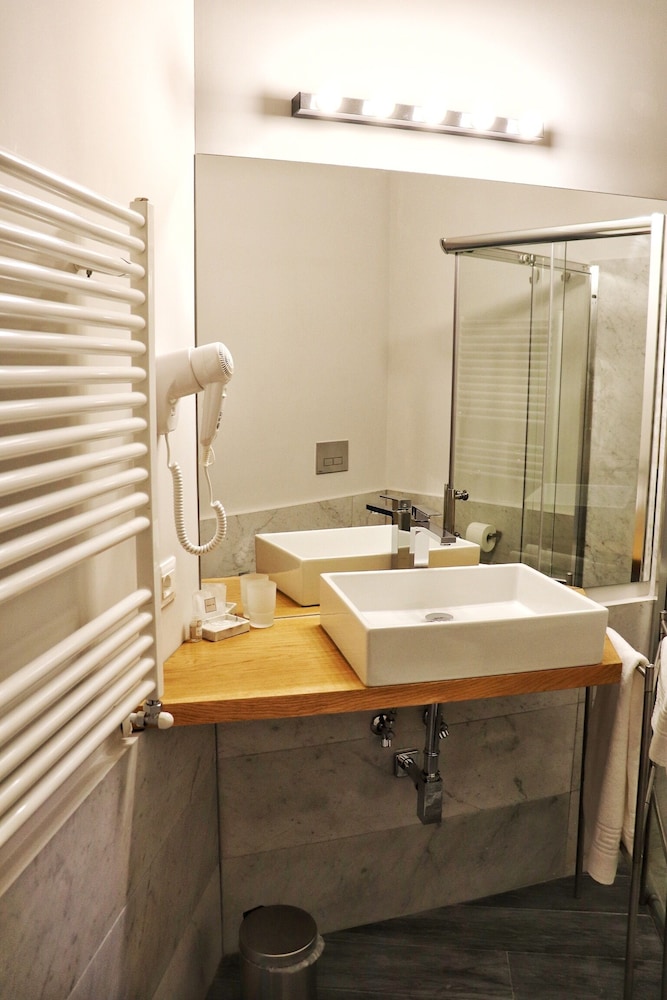 Standard Double Room - Photo 7