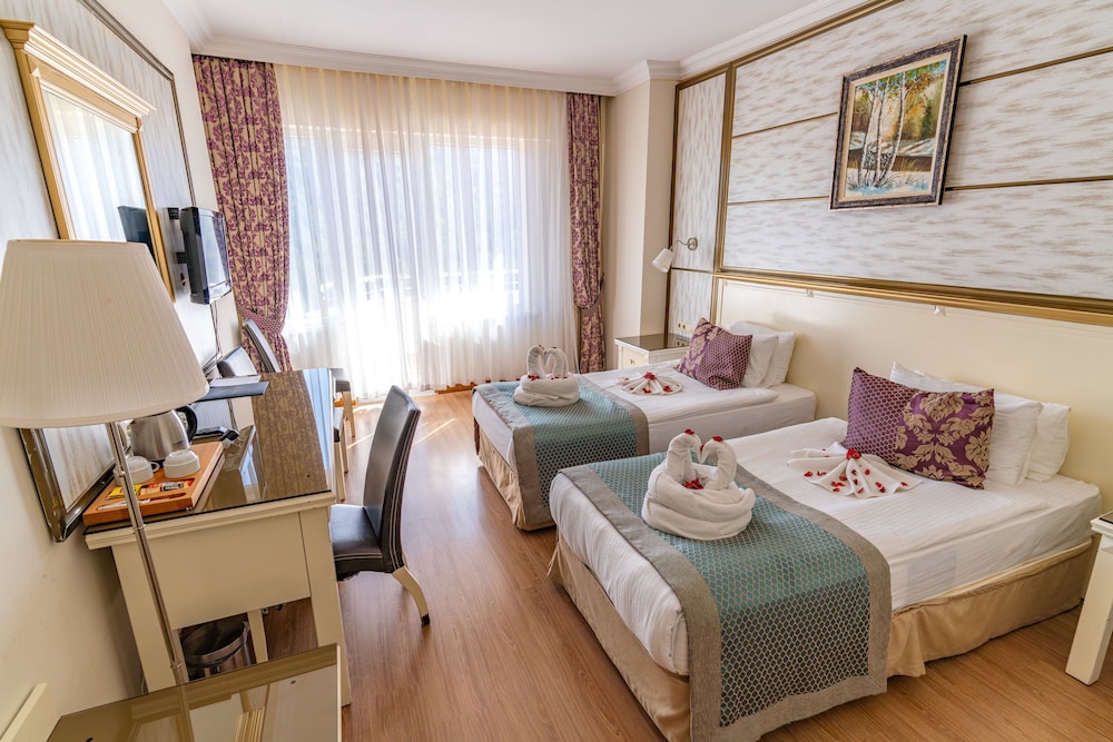 Standard Double or Twin Room, Balcony, Partial Lake View