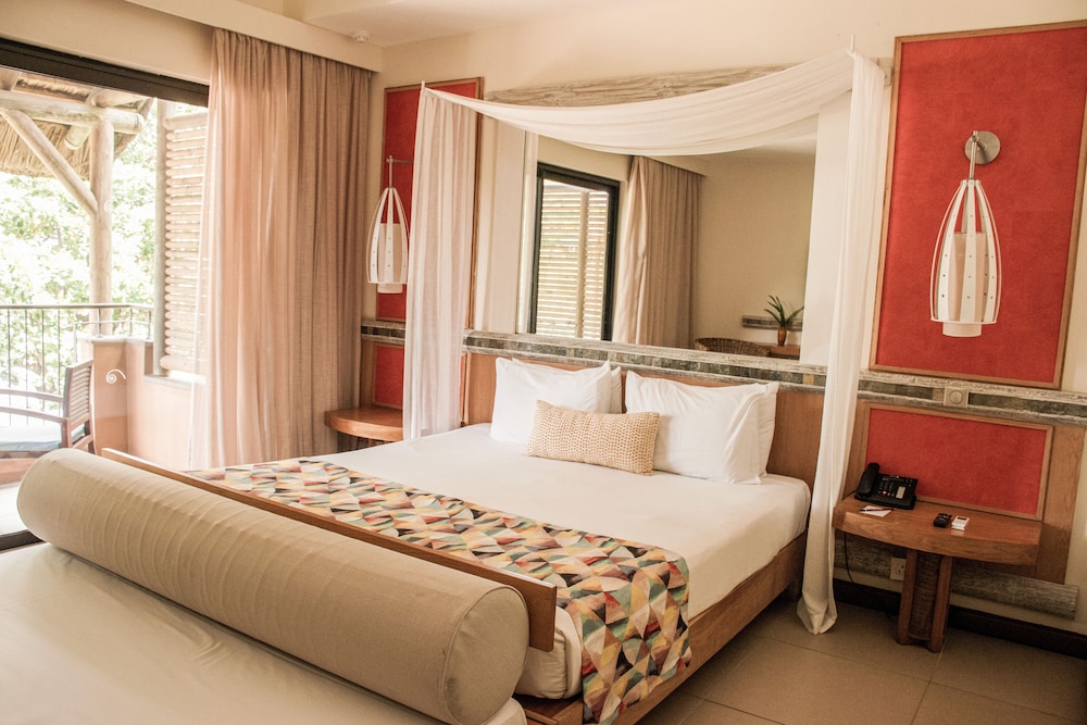 Deluxe Room, 1 King Bed with Sofa bed (Deluxe Beachfront Room) - Photo 2