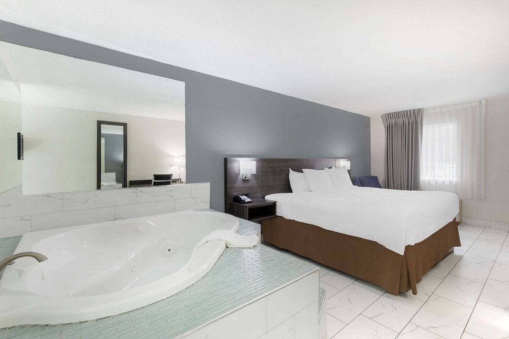 Suite, 1 King Bed, Smoking photo 3