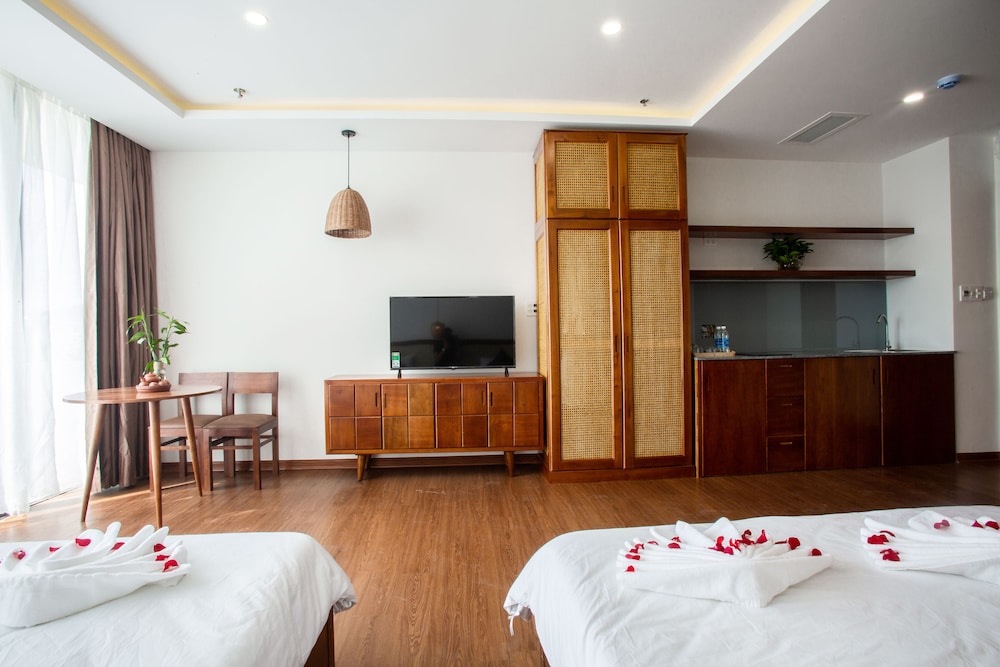 Family Room, Balcony photo 3