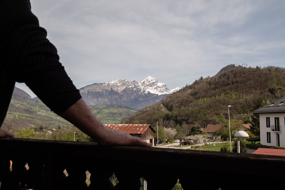 Traditional Double Room, Ensuite, Mountain View (Mont Charvin) photo 2