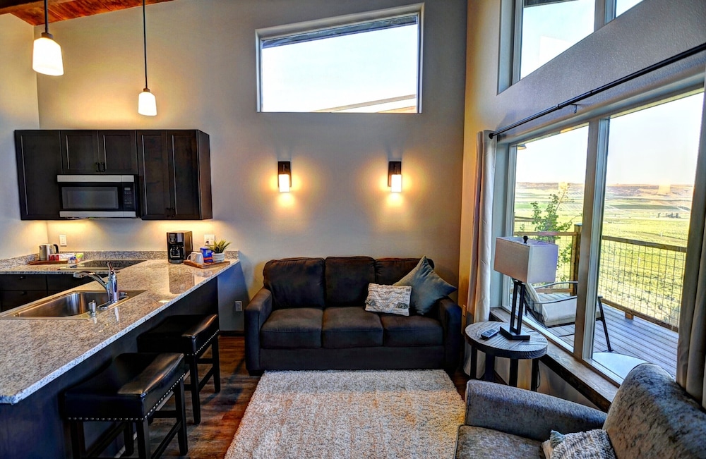 Hypoallergenic Cottage, 1 King Bed with Sofa bed, Non Smoking, Mountain View