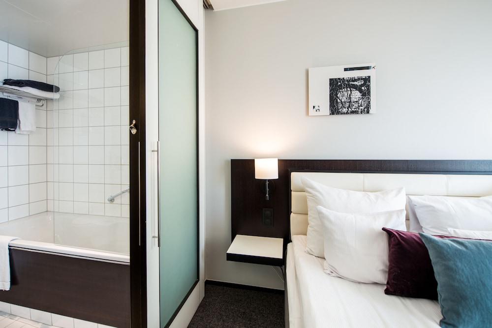 Standard Room, Double or Single Bed - Photo 7
