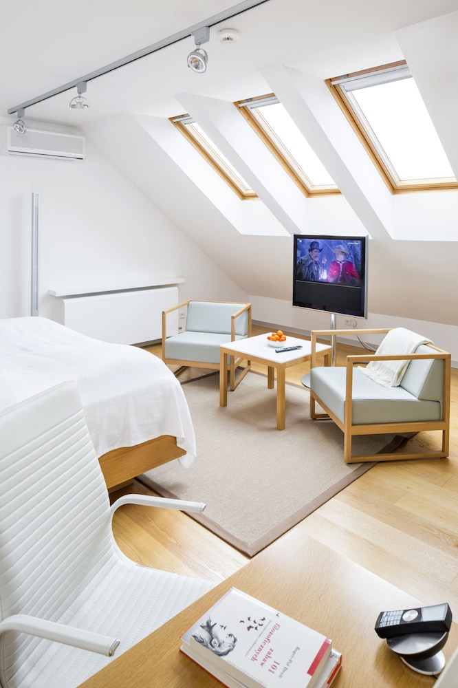 Premium Double Room, 1 King Bed photo 2