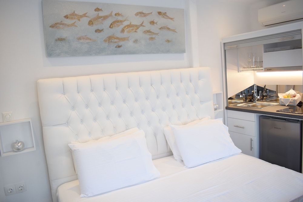 Honeymoon Suite, 1 Queen Bed, Non Smoking (APOLLO)