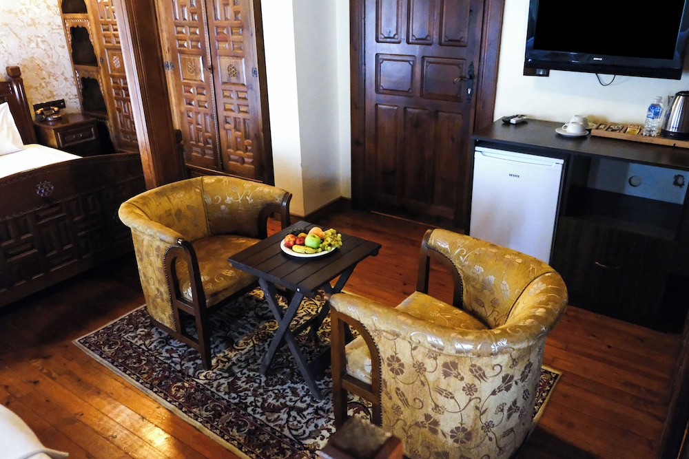 Grand Quadruple Room, City View photo 2