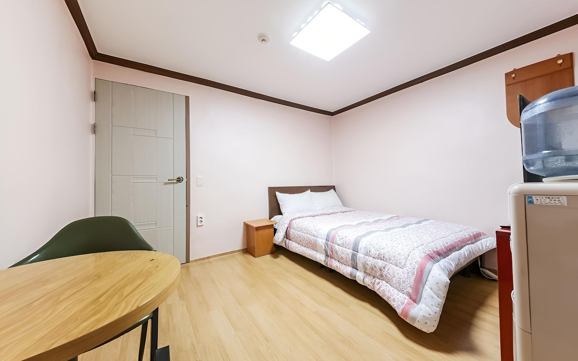 Room (General room a) - Photo 8