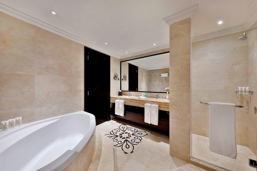 Deluxe Suite, 1 King Bed, Sea View (Balcony)