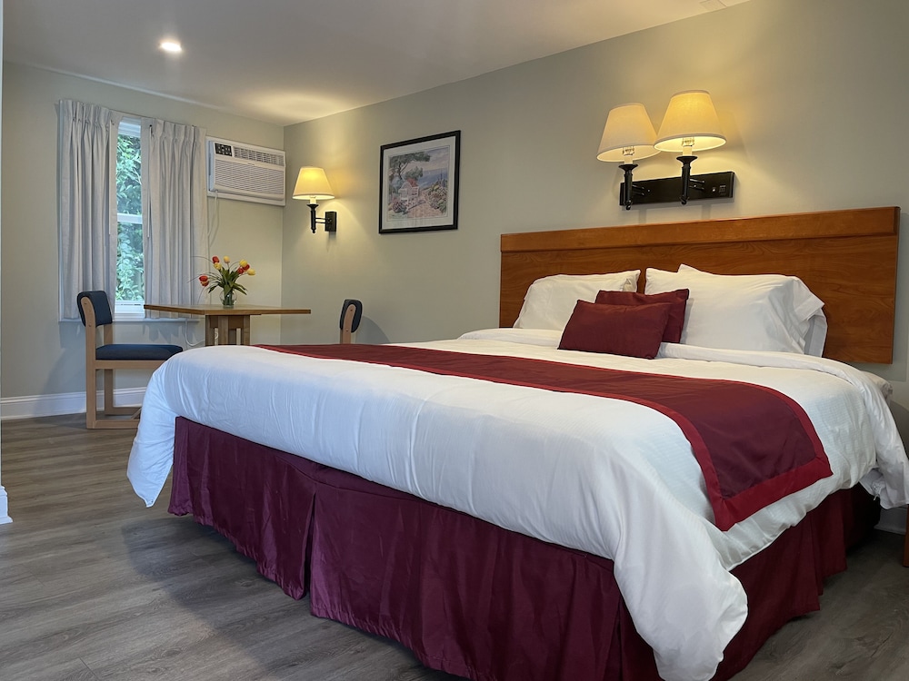 Upper level, 1 Queen Bed photo 2