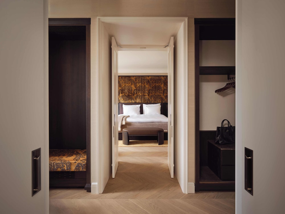 Signature Suite - The Explorer