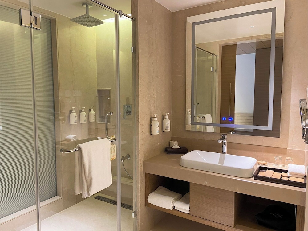 Executive Suite - Photo 2