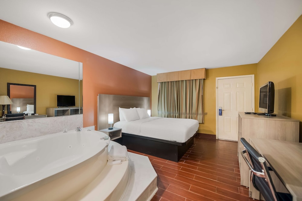 Standard Room, 1 Queen Bed, Non Smoking, Jetted Tub - Photo 3