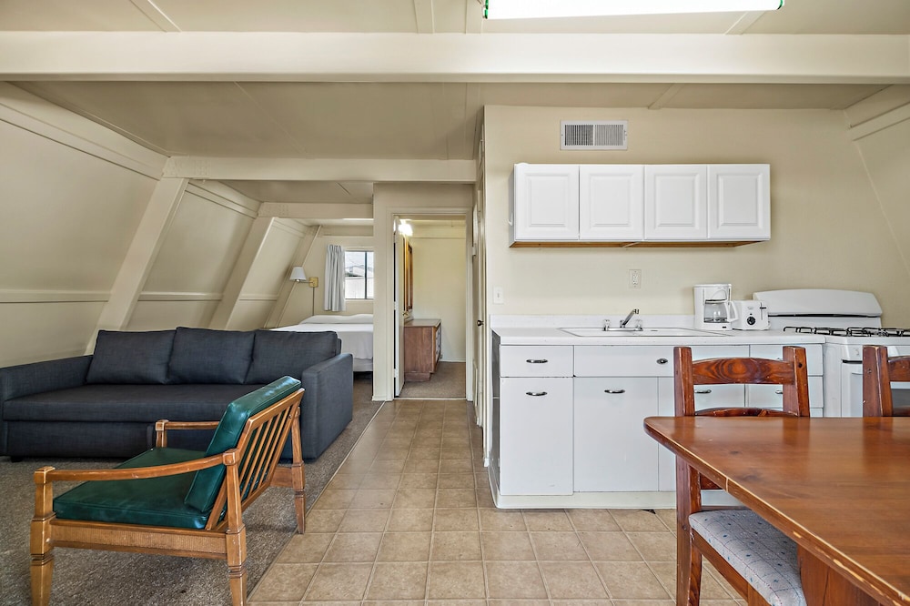 Deluxe Suite, 2 Bedrooms, Pool View