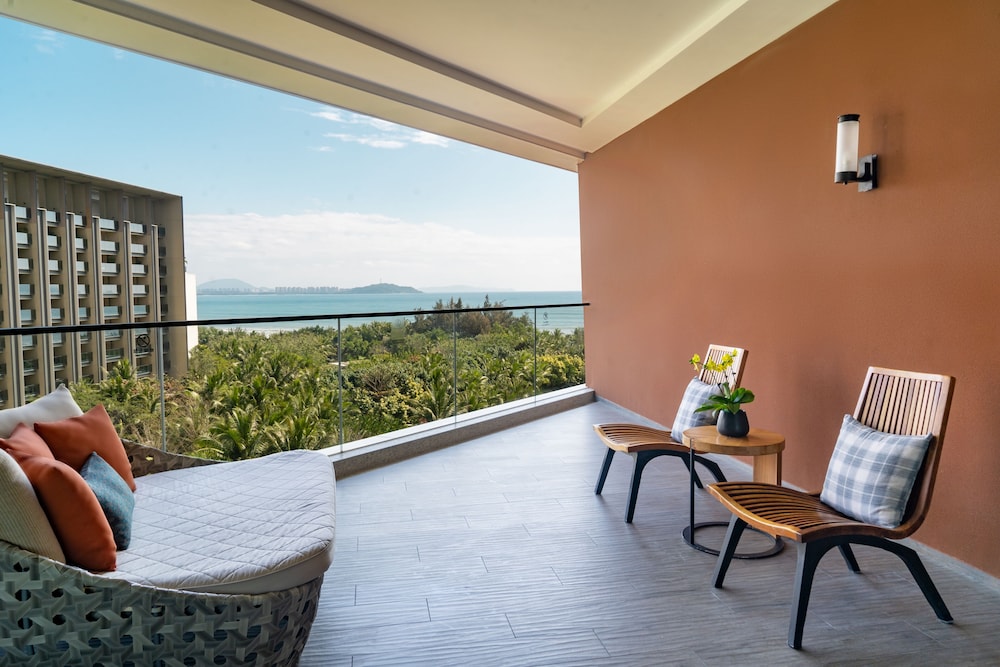2 Double Beds Standard Oceanfront thumbnail 5