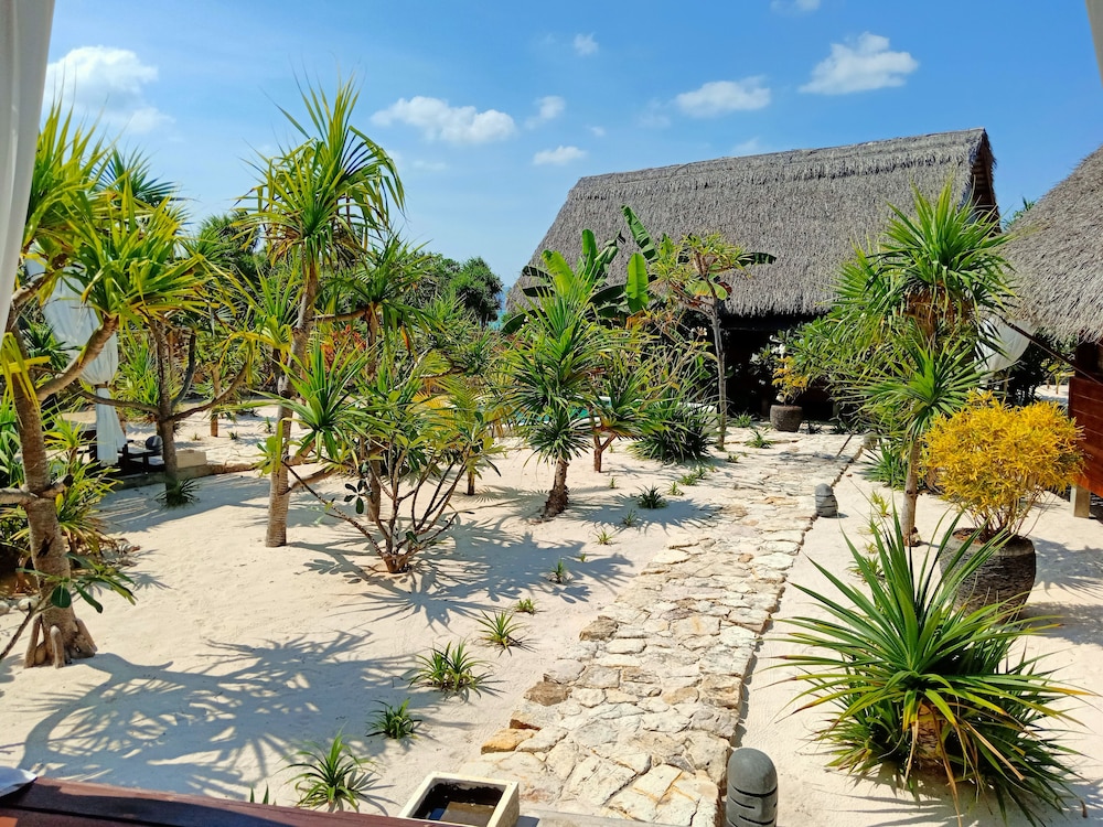 Grand Bungalow, 1 Queen Bed, Pool View, Garden Area photo 2