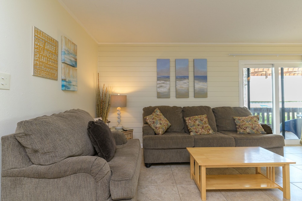 Superior Condo, Multiple Beds, Partial Ocean View, Beachside
