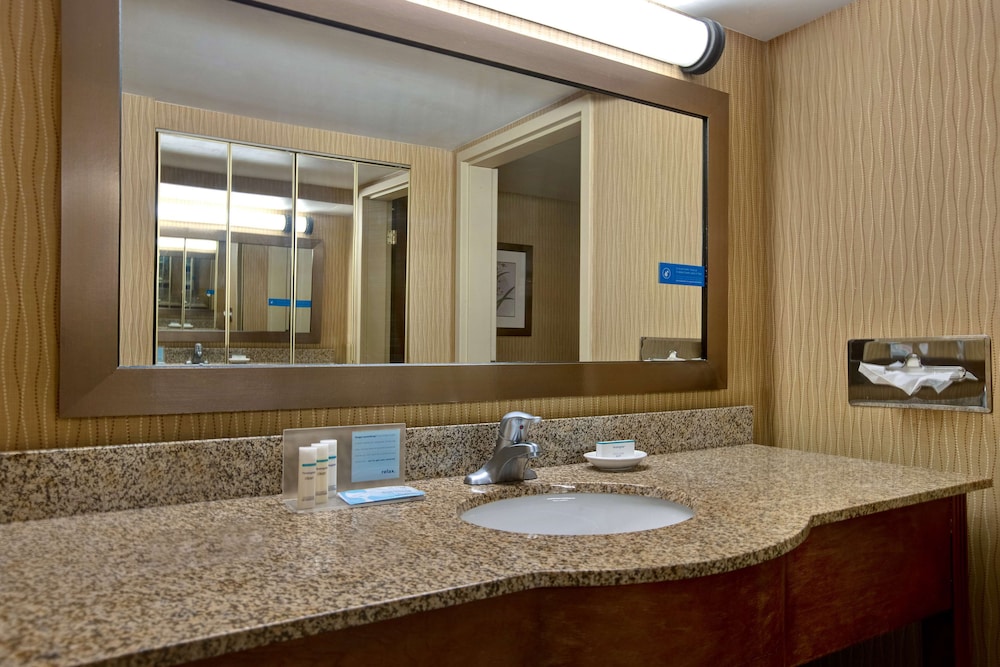 Suite, 1 King Bed, Non Smoking, Refrigerator & Microwave - Photo 4