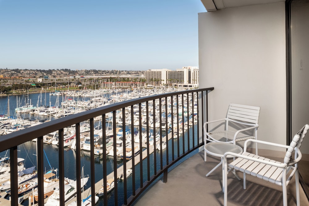 Deluxe Room, 1 King Bed, Balcony, Tower (Marina View) - Photo 5