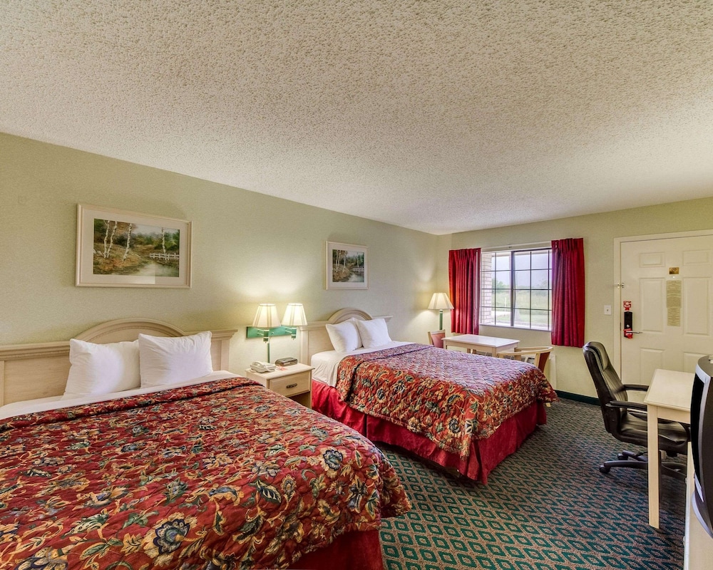 Standard Room, 2 Queen Beds, Non Smoking - Photo 1