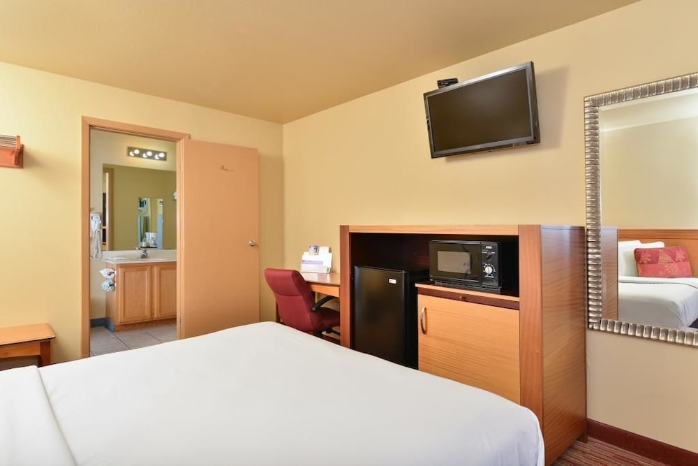 Room, 1 Queen Bed, Non Smoking - Photo 4