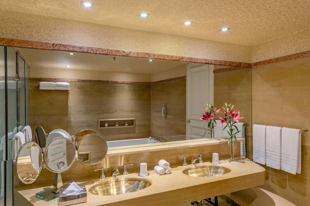 Superior Twin Room - Pool Access thumbnail 6