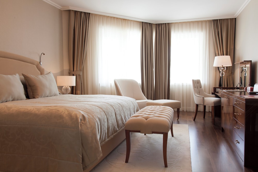 Corner Suite - Photo 2
