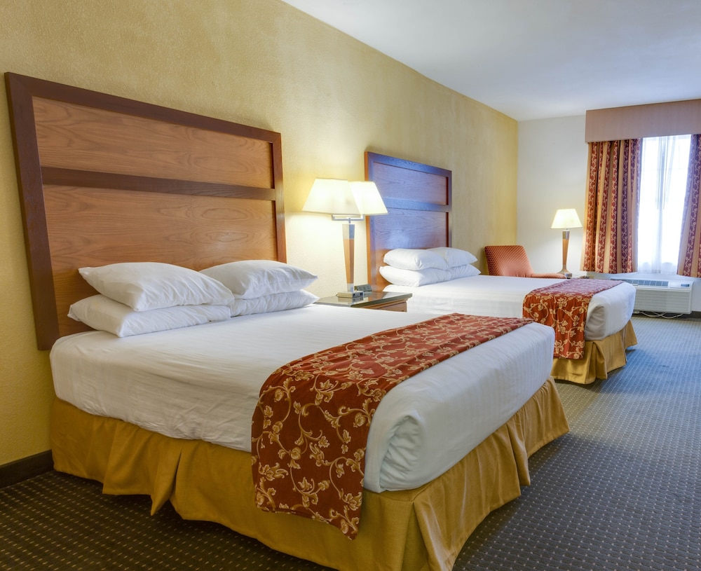 Suite, 2 Queen Beds, Accessible, Refrigerator & Microwave (Sofabed, 2 Rooms, Tub) photo 2