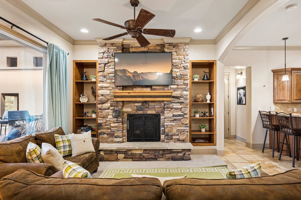 Condo, Multiple Beds, Balcony, Mountain View