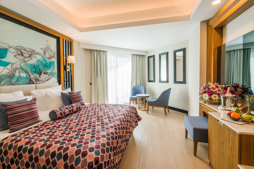 Standard Double or Twin Room, Partial Sea View photo 3