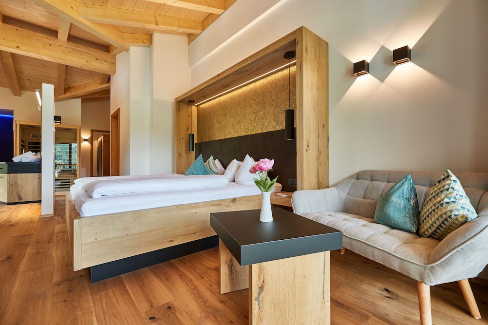 Honeymoon Suite, 1 King Bed, Bathtub, City View photo 3