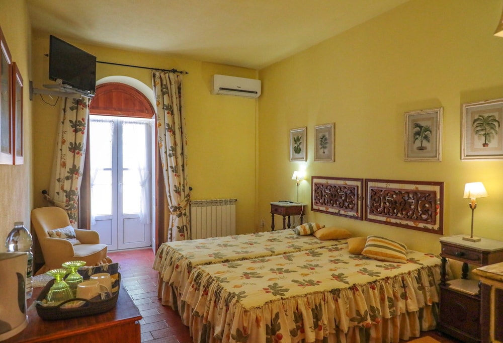 Double or Twin Room (Yellow) photo 3