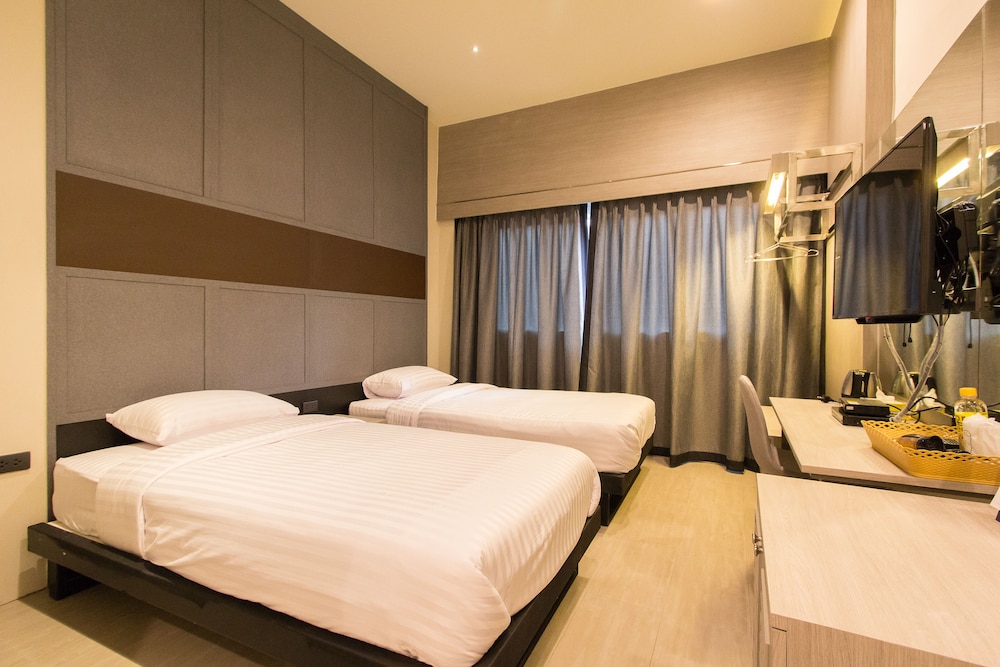 Twin Bedroom with Private Bathroom photo 2