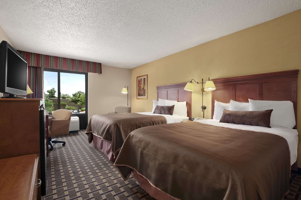 Standard Room, 2 Double Beds, Non Smoking - Photo 1