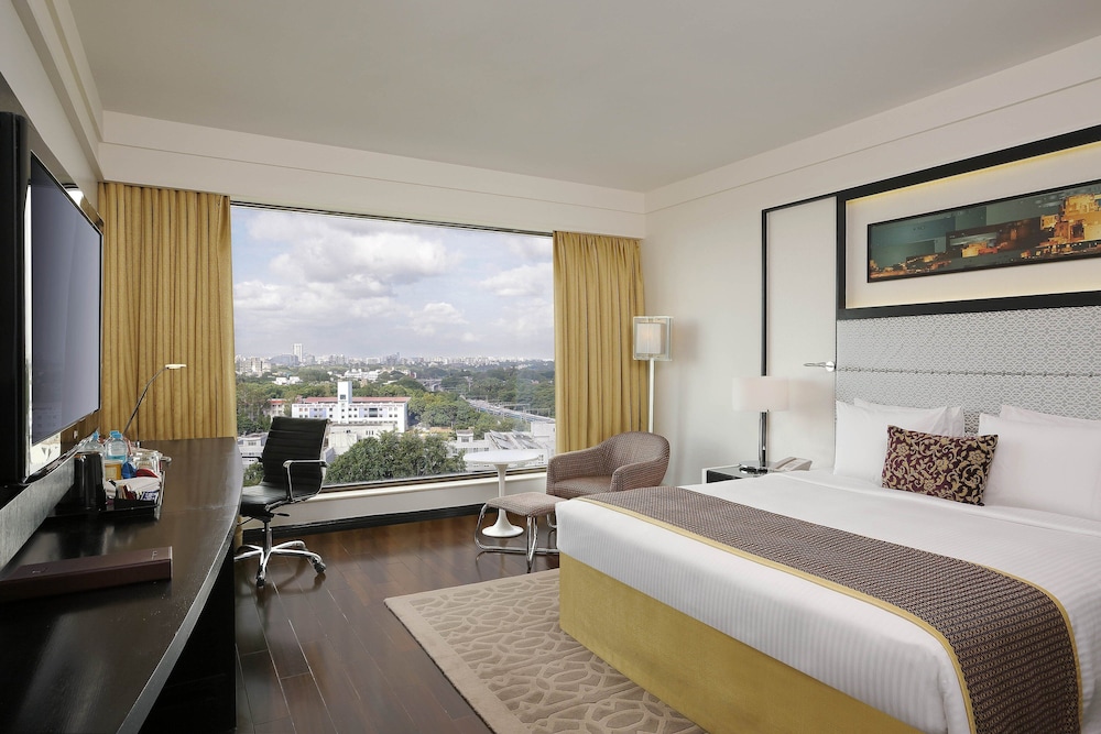 Standard Room, 1 King Bed, Smoking - Photo 1