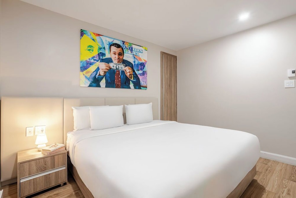 Deluxe Room, 1 King Bed photo 3