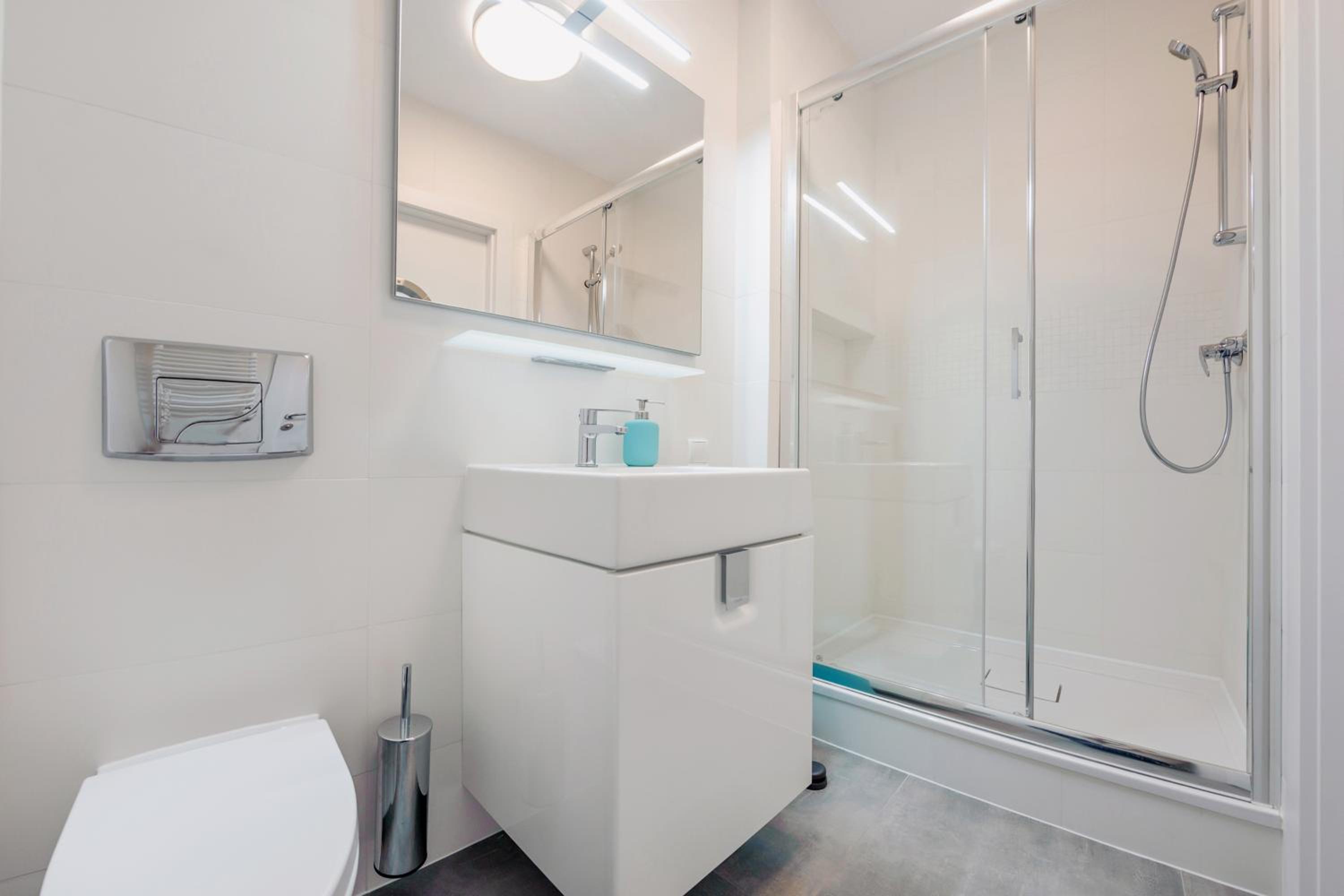 One-Bedroom Apartment with Parking photo 2