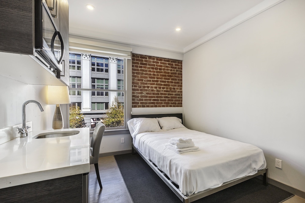 Signature Room, 1 Queen Bed, Kitchenette (Wellness Room) photo 3