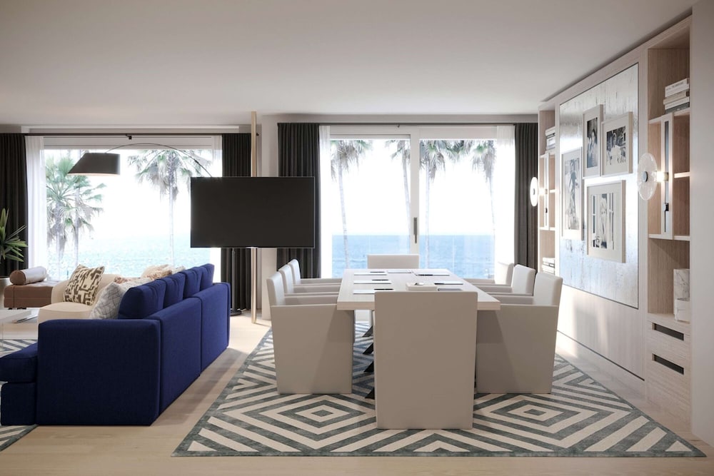 Oceanfront King Boardroom Suite
