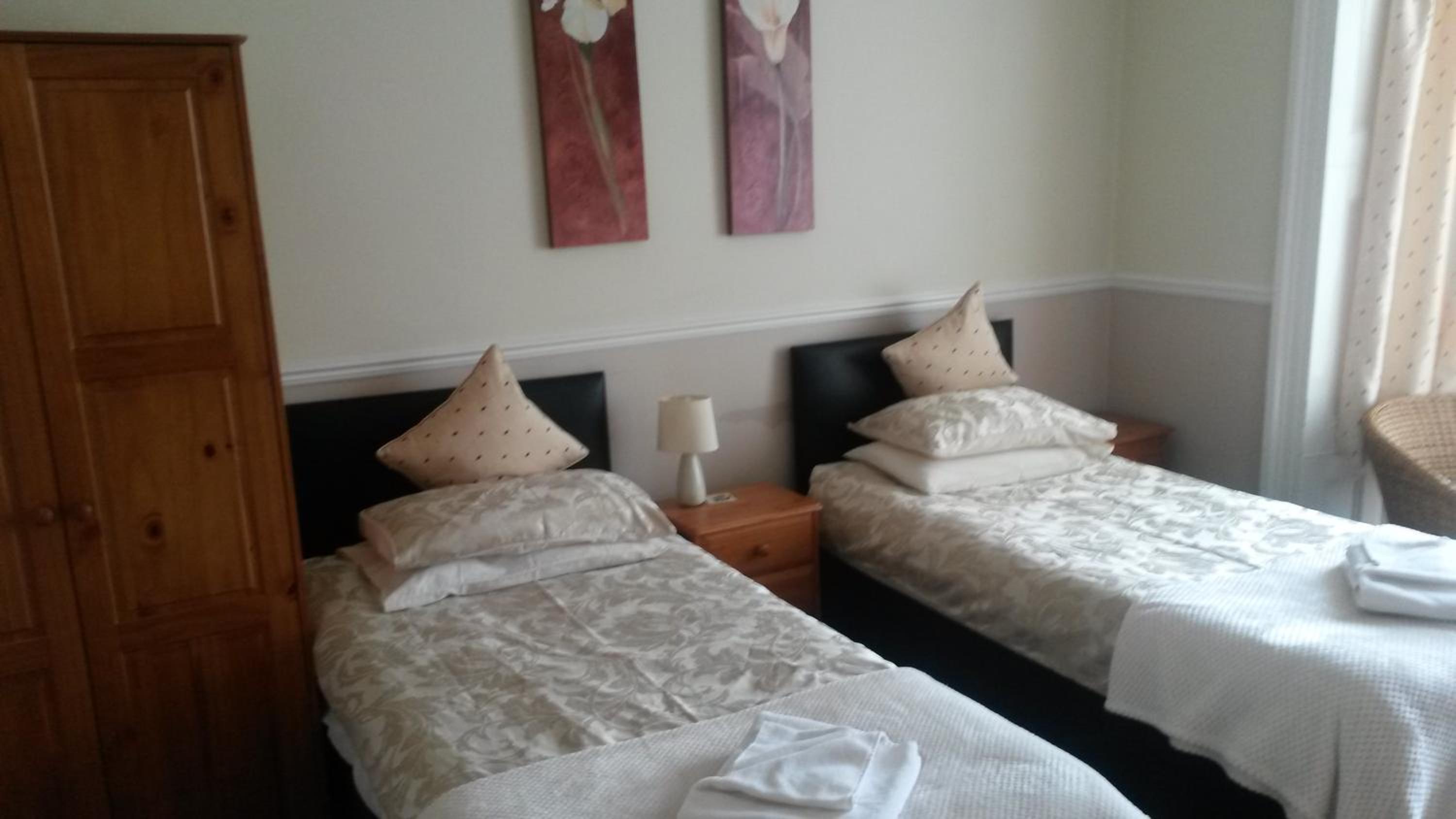 Twin Room with Private External Bathroom - Photo 2